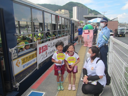 写真：門司港レトロ観光列車「潮風号」九州鉄道記念館駅から出発