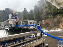 水道水を運ぶ給水車のタンクに水を補充している様子