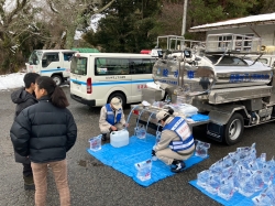 給水車で運んだ水道水をポリタンクに入れる様子