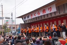 餅まきの様子