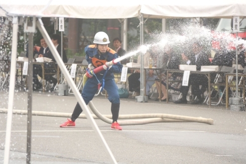 放水している消防団員の写真