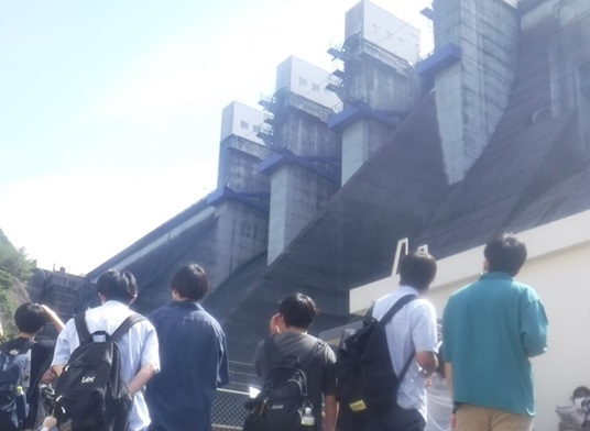 耶馬渓ダム見学ツアーの様子の写真