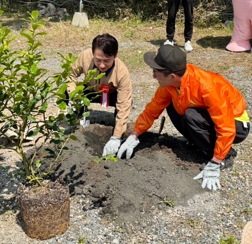 こぶみかん植樹式の様子