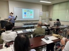市民センターで、講師が地域住民に向けて講座を開催しています