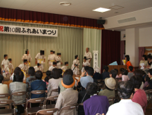 市民センターの文化祭ステージで空手クラブの子供たちが発表をしています
