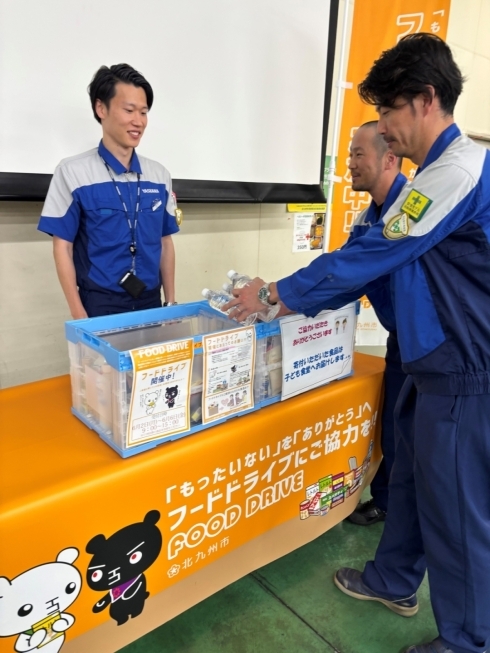 社員の皆様が食品を持込む様子の写真