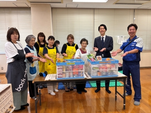 子ども食堂に食品を寄付する様子の写真