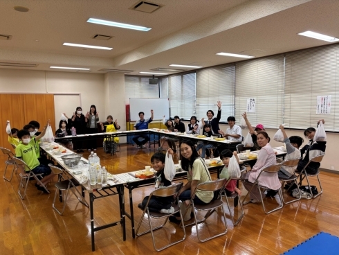 子ども達に食品が届けられる様子の写真