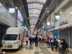 ほこみち制度を活用した賑わいの様子（門司区栄町銀天街）