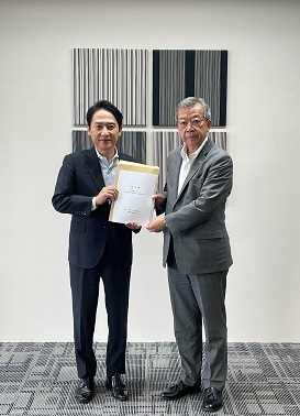 提言書手交写真