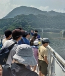 展望台から貯水池を眺める様子