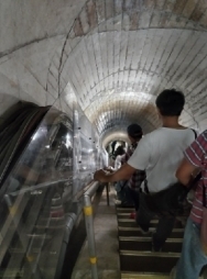 堤体内階段を降る様子