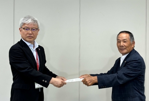 産業経済局山口企業立地・農林水産担当理事に意見書を手渡す大庭喜重会長