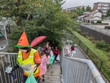 仮装してごみ拾いを行っている写真