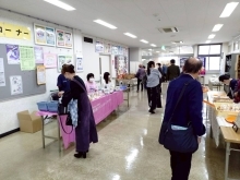 1階、徳力・徳吉保育所作品展示、講座・クラブの紹介写真等、障害者施設物販コーナー