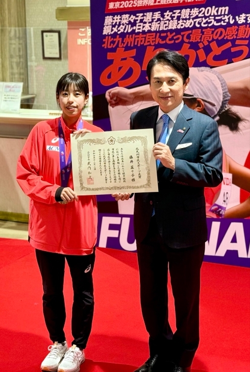 藤井菜々子選手「北九州市民スポーツ大賞」授与式及び北九州市立高校の全国駅伝大会出場に関する市長報告　の様子