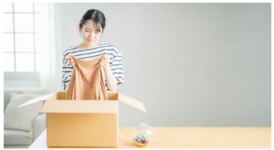 ネット通販の商品を受け取って戸惑っている人の写真