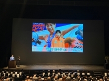 藤井選手からのビデオメッセージ上映の様子の写真