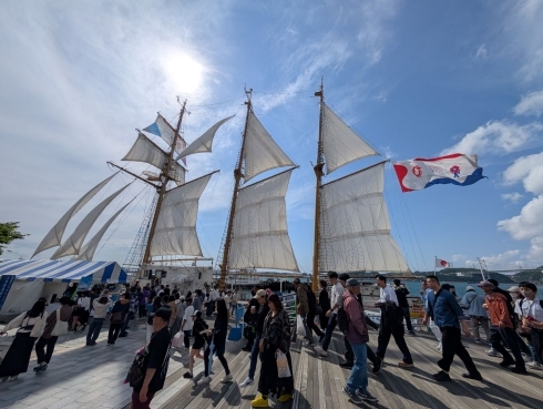帆を張った帆船「BLUE OCEANみらいへ」の写真