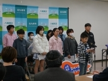 隊員代表による帰還報告の様子