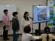 行程を説明する様子