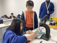 缶バッジ作りの様子