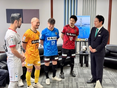 ボルクバレット北九州から市長への新ユニフォームお披露目及び新シーズン開幕報告会　の様子