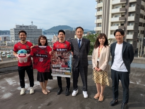 関門橋をバックに写真撮影