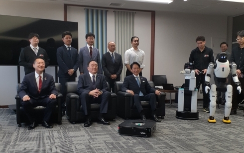 井上貴博内閣総理大臣補佐官による北九州市視察及び市長によるフィジカルAI共生都市宣言　の様子