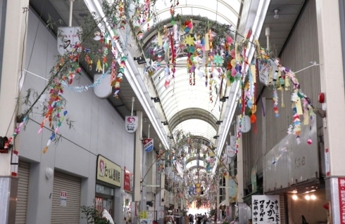 七夕かざりin黄金市場商店街の様子の写真