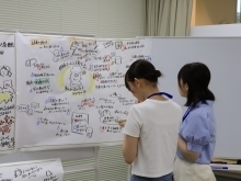【選挙カフェ 】大学生が議事録をチェックしている様子