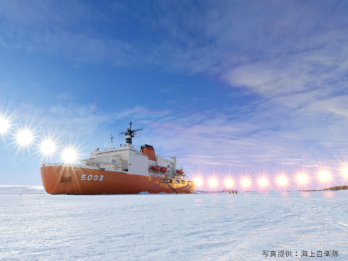 砕氷艦（南極観測船）「しらせ」　写真