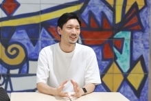 休日の過ごし方について話す村上さん
