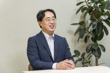 会社や家族について話す生田さん