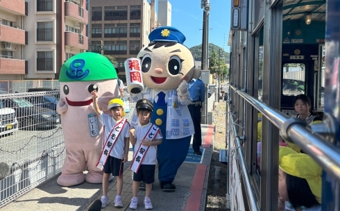 こども駅長による出発の掛け声の様子