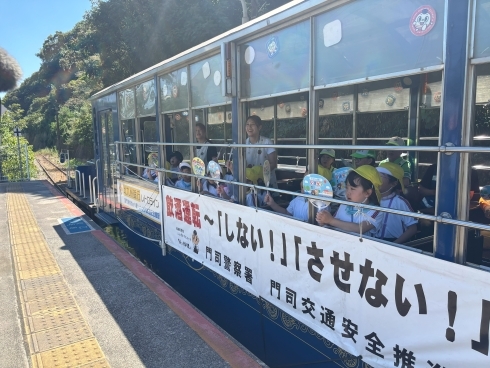 トロッコ列車からの啓発活動の様子