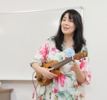ウクレレを弾いている様子