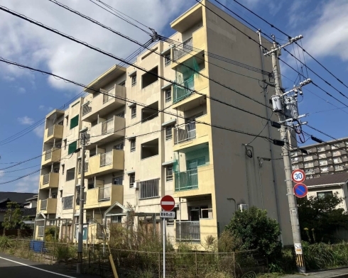 市営八千代町団地6号の外観写真