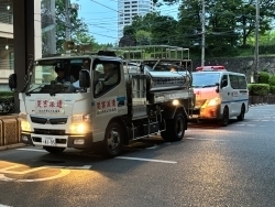 第1陣で被災地へ向かう給水車等の写真