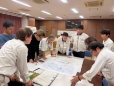 現地職員の方とも共同して活動している様子