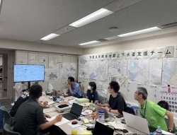 対策本部でのミーティングの様子
