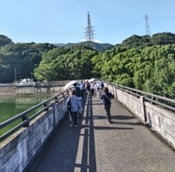 ダムの堰堤を歩く様子