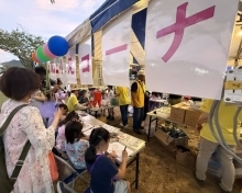 子どもたちがぬり絵にチャレンジしている様子