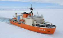 南極観測船「しらせ」写真
