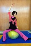 バランスボール骨盤ストレッチ写真