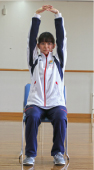 両手を組み、上にあげます　「1、2、3、4」で左に体を倒します
