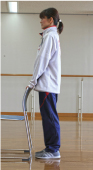 「1、2、3、4」でゆっくり左足を後ろに引きます