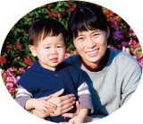 息子さんとほほ笑む重谷さん写真