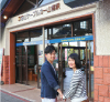 皿倉山ケーブルカー山麓駅前での男女写真