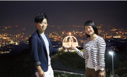 天空ドームを手のひらに乗せている男女写真